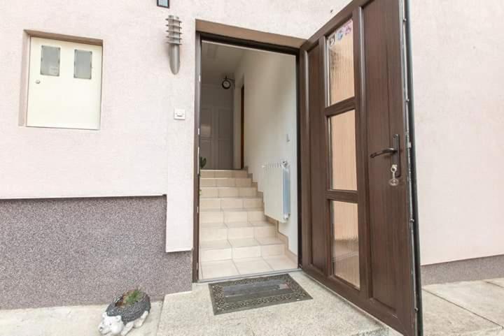 Apartman Sunny Lika Госпич Экстерьер фото